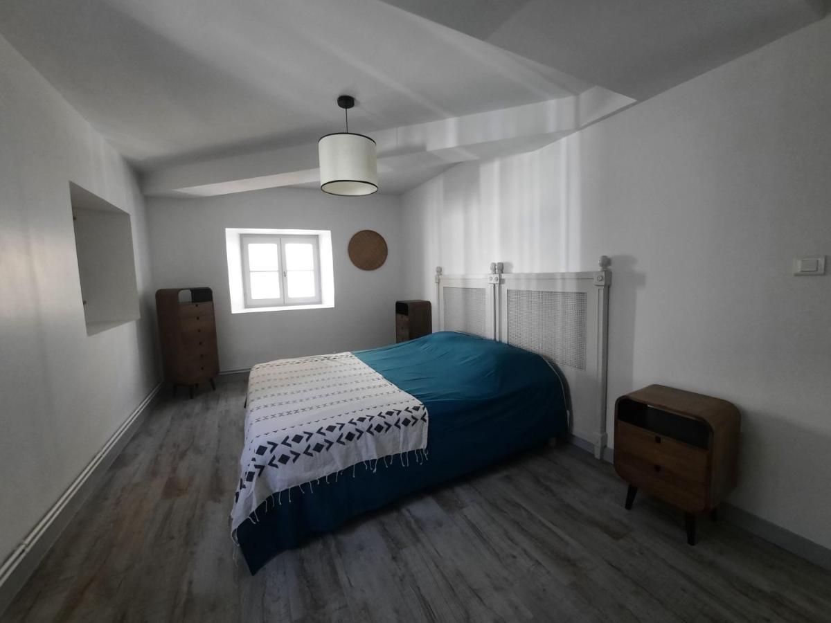 Duplex Place Du Marche Saint-Jean-d'Angely Exterior photo